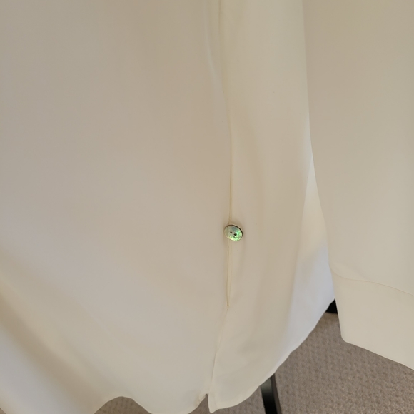 Beautiful Button Down Shirt Size Medium - Picture 10 of 15